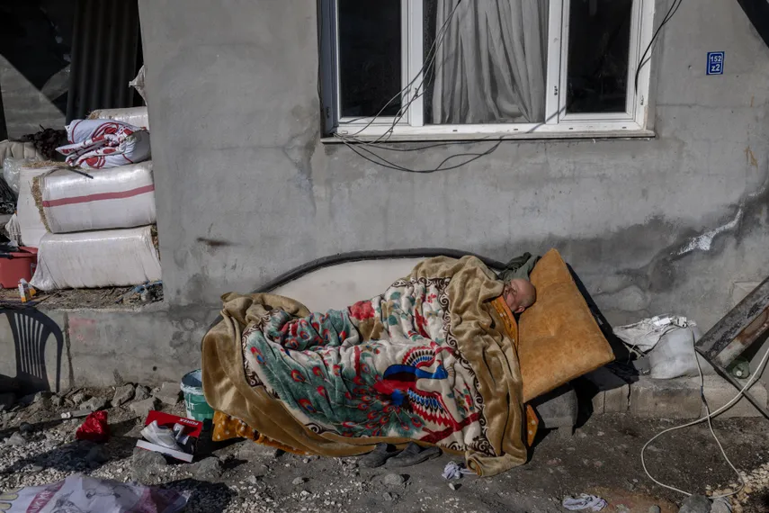 La ayuda internacional llega lentamente el sábado a las zonas siniestradas de Turquía y Siria, donde los socorristas continúan encontrando supervivientes que lograron resistir milagrosamente entre los escombros tras el masivo terremoto.