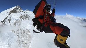 Parapentista se lanza por primera vez legalmente desde la cima del Everest
