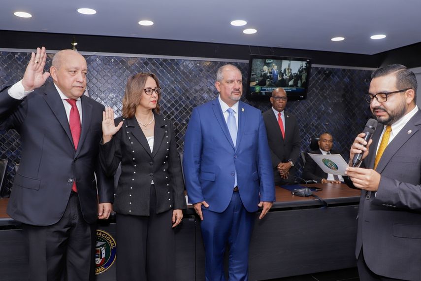 La Asamblea Nacional instaló la Comisión de Trabajo, Salud y Desarrollo Social. En la votación el diputado panameñista Edwin Vergara fue electo presidente de la Comisión, mientras que su colega Yarelis Rodríguez, de Vamos, vicepresidenta, y el perredista Crispiano Adames, secretario. La Asamblea Nacional instaló la Comisión de Trabajo, Salud y Desarrollo Social. En la votación el diputado panameñista Edwin Vergara fue electo presidente de la Comisión, mientras que su colega Yarelis Rodríguez, de Vamos, vicepresidenta, y el perredista Crispiano Adames, secretario.