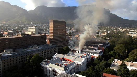 Controlado el incendio que devastó el parlamento sudafricano en Ciudad del Cabo