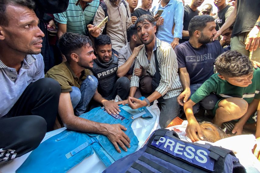 El primer ministro israelí, Benjamín Netanyahu, expresó este lunes sus condolencias por el "trágico accidente en el Hospital Nasser" y dijo que las autoridades están conduciendo una "exhaustiva investigación", después de que Israel bombardeara, dos veces, este centro médico matando a 20 personas, entre ellas 5 periodistas. El primer ministro israelí, Benjamín Netanyahu, expresó este lunes sus condolencias por el "trágico accidente en el Hospital Nasser" y dijo que las autoridades están conduciendo una "exhaustiva investigación", después de que Israel bombardeara, dos veces, este centro médico matando a 20 personas, entre ellas 5 periodistas.