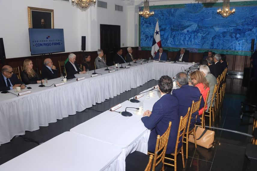 Durante la reunión, Mulino hizo un llamado a que las propuestas presentadas en la mesa de conversaciones sean realistas y bien fundamentadas, con la plena conciencia de que cualquier solución consensuada tendrá implicaciones para todos los panameños. Durante la reunión, Mulino hizo un llamado a que las propuestas presentadas en la mesa de conversaciones sean realistas y bien fundamentadas, con la plena conciencia de que cualquier solución consensuada tendrá implicaciones para todos los panameños.