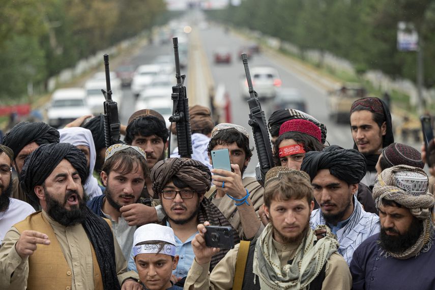 Talibanes celebran un año después de la retirada de EEUU