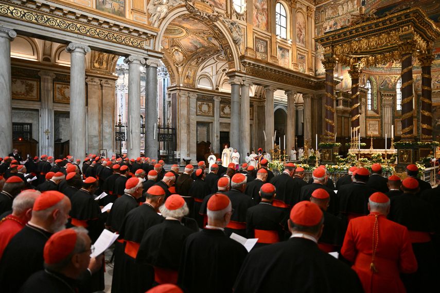 Miles de personas visitaron este domingo la tumba del papa Francisco, enterrado la víspera en Roma tras un multitudinario funeral, cuando una pregunta sobrevuela la Ciudad Eterna: ¿Quién sustituirá al primer pontífice latinoamericano? Miles de personas visitaron este domingo la tumba del papa Francisco, enterrado la víspera en Roma tras un multitudinario funeral, cuando una pregunta sobrevuela la Ciudad Eterna: ¿Quién sustituirá al primer pontífice latinoamericano?