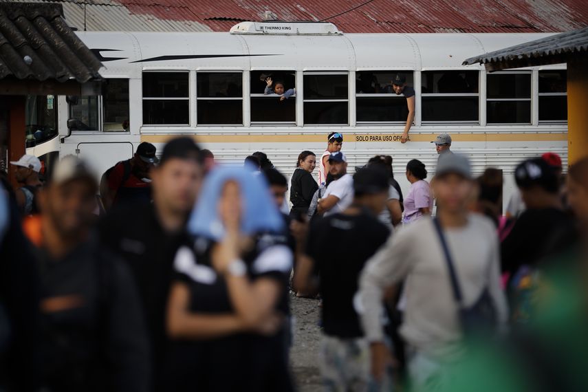 Panamá, en contacto con otros países para dar salida a 111 deportados por EEUU