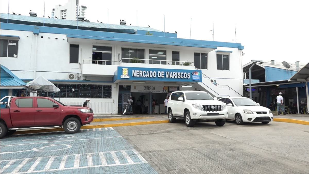 Alcalde insiste en construcción de nuevo Mercado de Mariscos