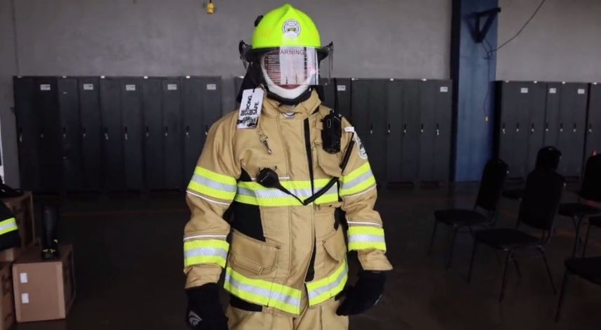 Bomberos reciben equipos de salvamentos contra incendios