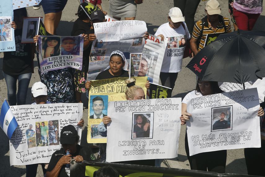 Centenares de salvadoreños protestaron este domingo contra el Gobierno de Nayib Bukele para exigir el cese delos atropellos a los derechos humanos. Centenares de salvadoreños protestaron este domingo contra el Gobierno de Nayib Bukele para exigir el cese delos atropellos a los derechos humanos.