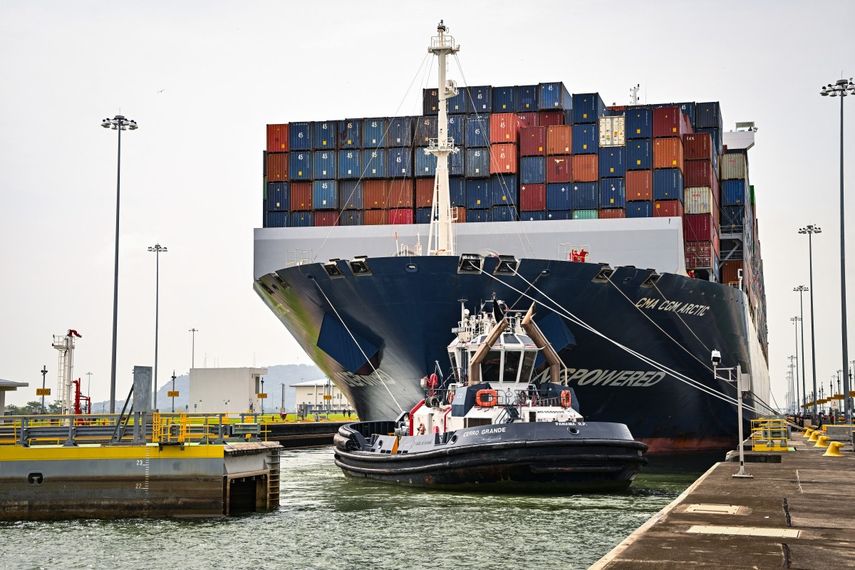 Canal de Panamá bate récord de carga con impulso por cierre de Ormuz y pese a El Niño