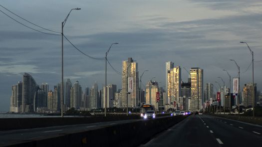 El presidente ejecutivo de CAF también subrayó que el desarrollo económico debe ir acompañado de inclusión social. Las desigualdades históricas, afirmó, siguen siendo uno de los principales desafíos de la región.