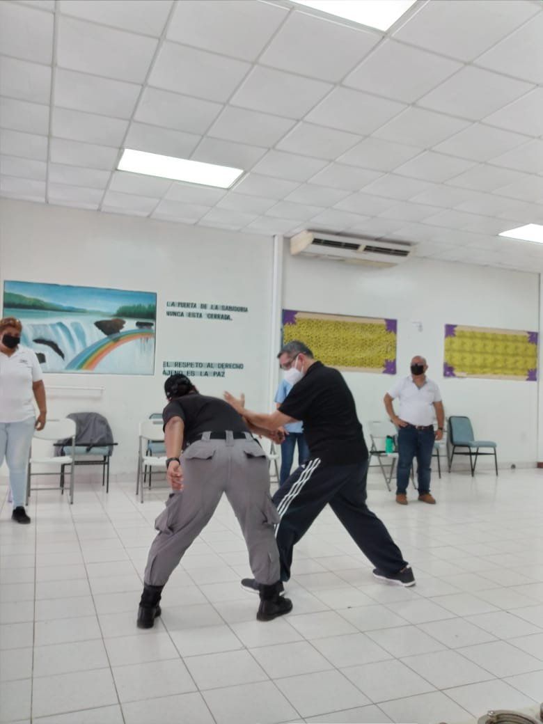 Capacitan a custodios en defensa personal y uso de la vara policial