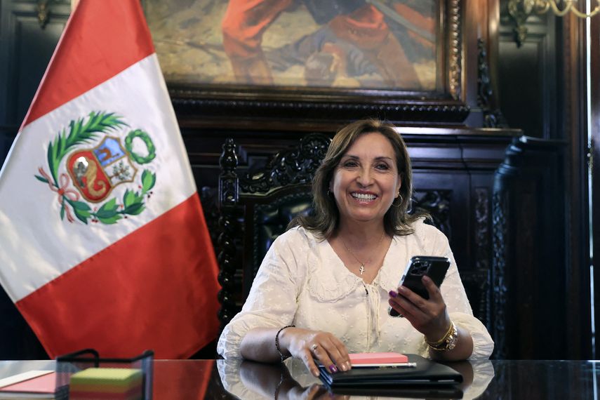 La presidenta de Perú, Dina Boluarte, propuso este martes la pena de muerte para violadores de menores, tras el asesinato de una niña de 12 años que presuntamente fue agredida sexualmente el fin de semana en un barrio pobre de Lima. La presidenta de Perú, Dina Boluarte, propuso este martes la pena de muerte para violadores de menores, tras el asesinato de una niña de 12 años que presuntamente fue agredida sexualmente el fin de semana en un barrio pobre de Lima.