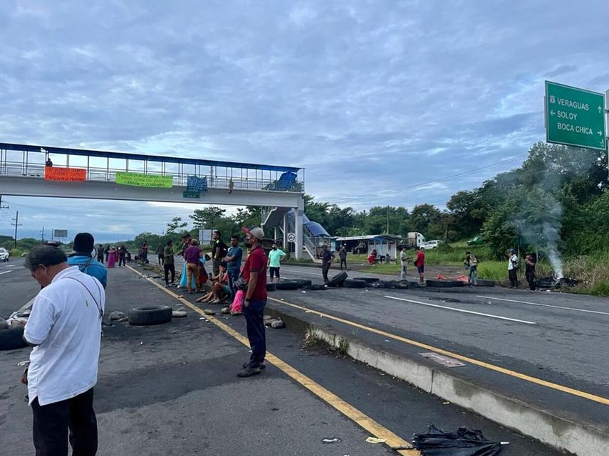 Hace seis días grupos de la comarca Ngäbe-Buglé comenzaron con cierres en la vía interamericana en el oriente de Chiriquí exigiendo la reducción del precio del combustible a $3.00
