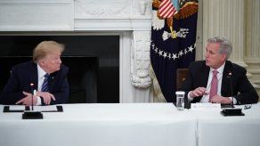 Trump se reúne con líder republicano en el Congreso y recupera fuerzas