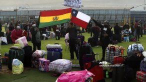 Centenares de bolivianos acampan en Santiago a la espera de ser repatriados
