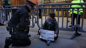 La activista climática sueca Greta Thunberg fue detenida el martes en Londres durante una manifestación en apoyo a militantes encarcelados del grupo proscripto Palestine Action, anunciaron en comunicados las asociaciones Defend Our Juries y Prisoners for Palestine.