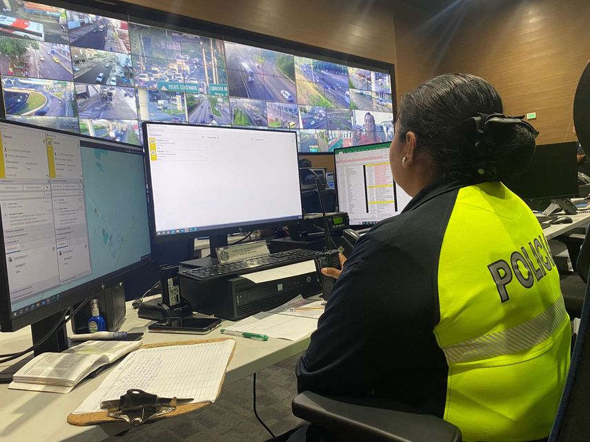 Las c&aacute;maras instaladas en puntos estrat&eacute;gicos a nivel nacional env&iacute;a una alerta donde se activa el Centro de Operaci&oacute;n y en coordinaci&oacute;n con la Polic&iacute;a se le da persecuci&oacute;n al veh&iacute;culo, para luego ser recuperado.