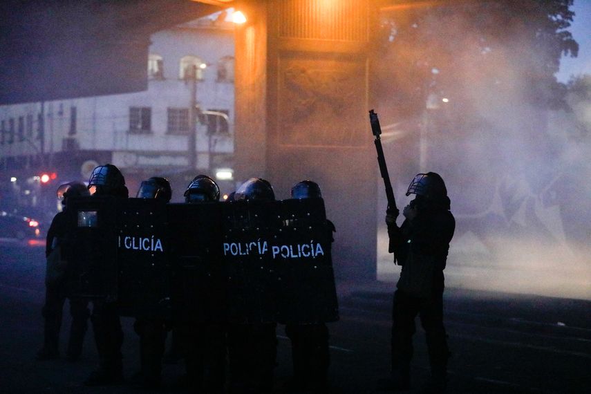 El informa índica que van 39 unidades de la Policía Nacional lesionadas, cinco por agresiones físicas, 27 por objetos contundentes y siete con armas de fuego. El informa índica que van 39 unidades de la Policía Nacional lesionadas, cinco por agresiones físicas, 27 por objetos contundentes y siete con armas de fuego.