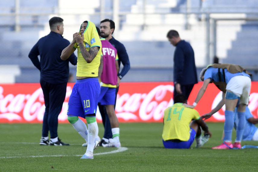 Los jugadores brasileños no se lo creían, ante la emoción de los futbolistas de Israel. Los jugadores brasileños no se lo creían, ante la emoción de los futbolistas de Israel.
