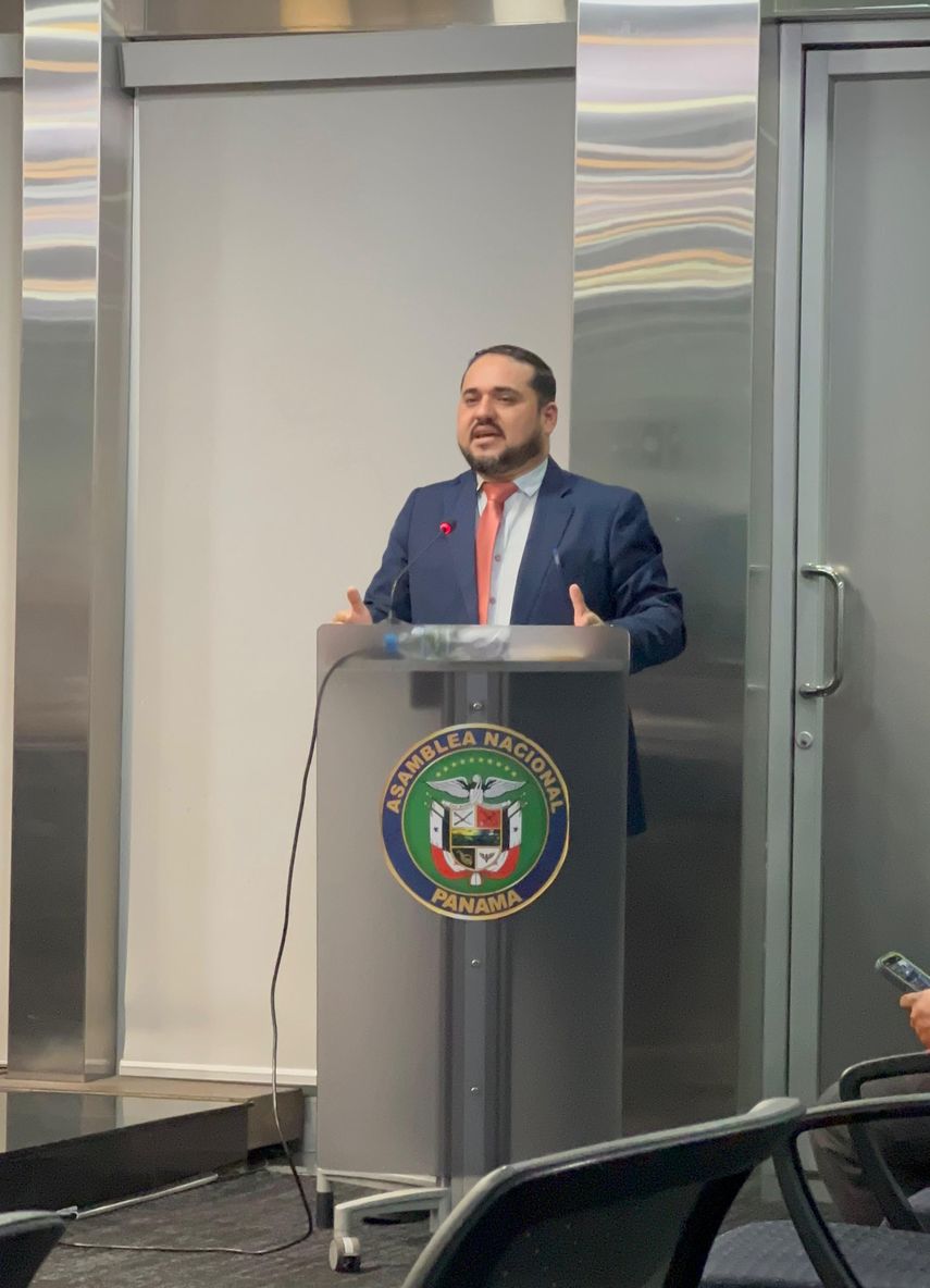 El diputado de Realizando Metas (RM), Jamis Acosta sustentó la iniciativa. El diputado de Realizando Metas (RM), Jamis Acosta sustentó la iniciativa.