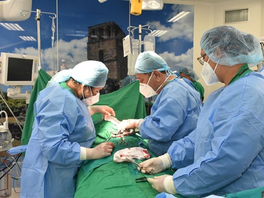 ICT: Extraen tumor localizado entre la tráquea y el corazón