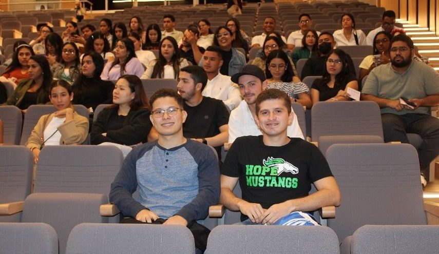 En el Viva Voz, con micrófono en mano, los nuevos médicos proclaman en dónde realizarán el internado, el cual tiene una duración de dos años. En el Viva Voz, con micrófono en mano, los nuevos médicos proclaman en dónde realizarán el internado, el cual tiene una duración de dos años.