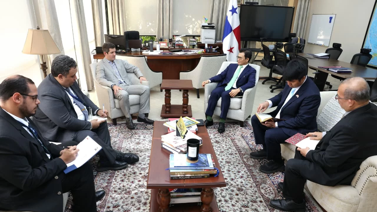 En un paso decisivo para consolidar las relaciones diplomáticas y comerciales entre la República de Indonesia y la República de Panamá, el viceministro de Relaciones Exteriores, Carlos A. Hoyos, se reunió con el embajador de esa nación asiática, Hendra Halim. En un paso decisivo para consolidar las relaciones diplomáticas y comerciales entre la República de Indonesia y la República de Panamá, el viceministro de Relaciones Exteriores, Carlos A. Hoyos, se reunió con el embajador de esa nación asiática, Hendra Halim.