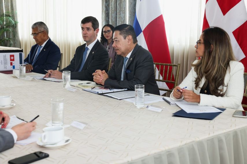 Panamá avanza en el proceso de establecer una representación diplomática en Suiza, por lo que se llevó a cabo una reunión entre el vicecanciller Carlos Hoyos y el subsecretario de Estado para las Américas y el Caribe del Ministerio de Asuntos Exteriores suizo, François Voeffray Peyro. Panamá avanza en el proceso de establecer una representación diplomática en Suiza, por lo que se llevó a cabo una reunión entre el vicecanciller Carlos Hoyos y el subsecretario de Estado para las Américas y el Caribe del Ministerio de Asuntos Exteriores suizo, François Voeffray Peyro.