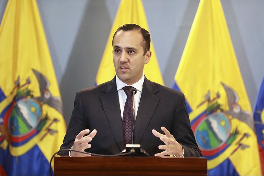 Canciller de Ecuador renuncia en medio de crisis política