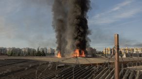 Las fuerzas de Rusia atacaron Ucrania este martes de madrugada con cientos de drones y decenas de misiles balísticos que dejaron al menos 18 muertos en el país, seis de ellos en Kiev, donde se registraron fuertes explosiones, informaron las autoridades.