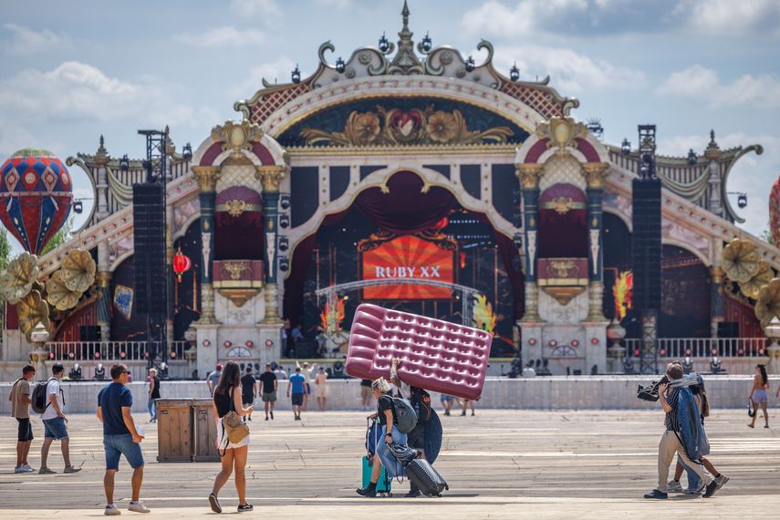 Tomorrowland en Bélgica trabaja contrarreloj para inaugurar su edición de 2025 este viernes, como estaba previsto, con la incertidumbre aun de si podrá hacerlo en todo el reciento o en dos partes separadas, tras el incendio que la víspera devoró su escenario principal. Tomorrowland en Bélgica trabaja contrarreloj para inaugurar su edición de 2025 este viernes, como estaba previsto, con la incertidumbre aun de si podrá hacerlo en todo el reciento o en dos partes separadas, tras el incendio que la víspera devoró su escenario principal.