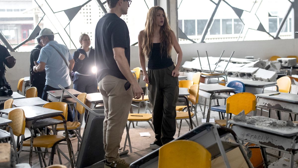 La cantante colombiana Shakira anunció que reconstruirá la Universidad Tecnológica del Chocó, dañada por el terremoto que sacudió a Colombia el pasado 10 de agosto, y que junto al filántropo estadounidense Howard Graham Buffett impulsará la construcción de diez nuevos colegios en el departamento. La cantante colombiana Shakira anunció que reconstruirá la Universidad Tecnológica del Chocó, dañada por el terremoto que sacudió a Colombia el pasado 10 de agosto, y que junto al filántropo estadounidense Howard Graham Buffett impulsará la construcción de diez nuevos colegios en el departamento.
