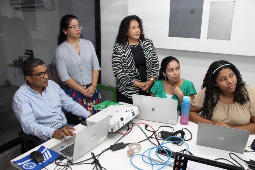 MIDA y IMHPA trabajan junto con el objetivo de ofrecer información sobre el Cambio Climático y como se pueden superar las barreras que este imponga. MIDA y IMHPA trabajan junto con el objetivo de ofrecer información sobre el Cambio Climático y como se pueden superar las barreras que este imponga. 