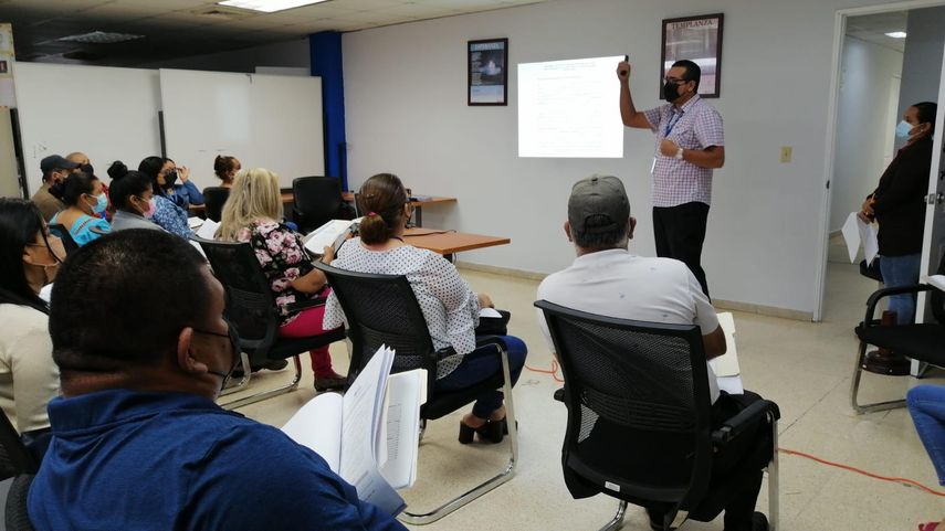 Tribunal Electoral capacita sobre la libre postulación.