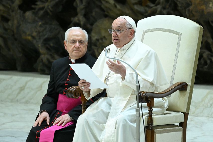 Papa emprende viaje más largo de su papado con una gira por Asia y Oceanía. Papa emprende viaje más largo de su papado con una gira por Asia y Oceanía.