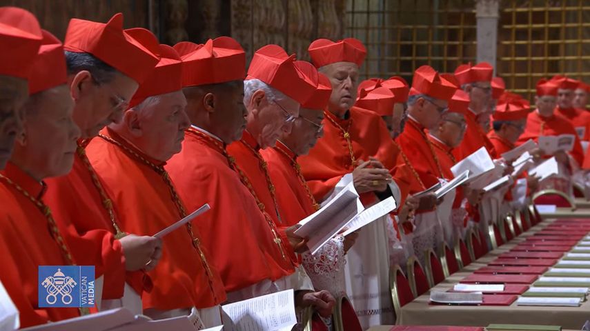 Al grito en latín del "extra omnes", todos fuera, los cardenales se encerraron este miércoles en la Capilla Sixtina para elegir al sucesor del papa Francisco en un cónclave incierto y sin claros favoritos. Al grito en latín del "extra omnes", todos fuera, los cardenales se encerraron este miércoles en la Capilla Sixtina para elegir al sucesor del papa Francisco en un cónclave incierto y sin claros favoritos.