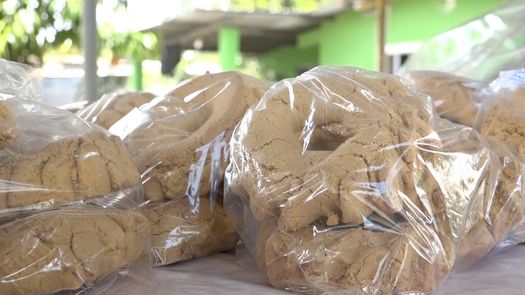 En Alanje ya se pueden encontrar diversos productos como panecitos en los puestos de venta en vía Querévalos.