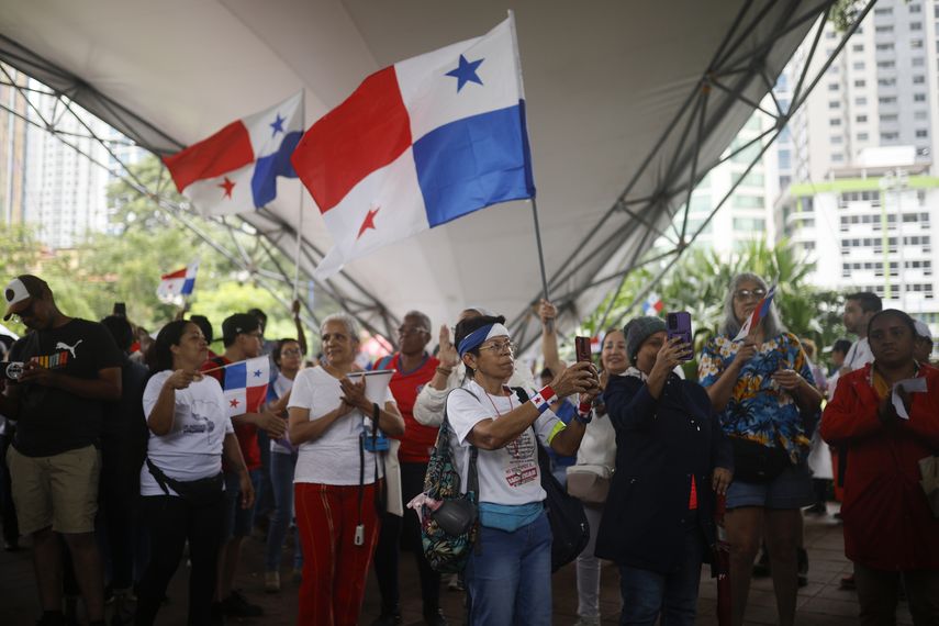 Varias agrupaciones feministas de Panamá marcharon este domingo por la capital en contra de varias iniciativas del Gobierno de José Raúl Mulino y pidiendo el cese de la "represión" en las protestas que se desarrollan en el país hace más de un mes. Varias agrupaciones feministas de Panamá marcharon este domingo por la capital en contra de varias iniciativas del Gobierno de José Raúl Mulino y pidiendo el cese de la "represión" en las protestas que se desarrollan en el país hace más de un mes.