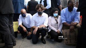Primer ministro de Canadá se arrodilla en solidaridad con manifestantes en EEUU