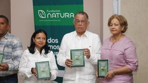 Augusto Valderama (centro, ministro de Desarrollo Agropecuario (MIDA).