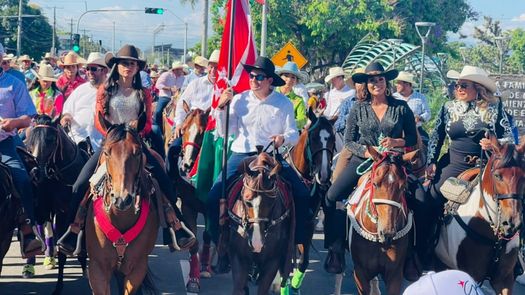 Pasadas las 7:00 de la noche, todavía cientos de jinetes desfilaban por las calles de David.