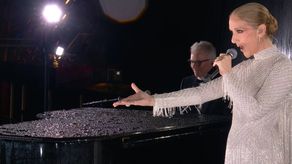 Céline Dion canta en el cierre de la ceremonia de apertura de París-2024