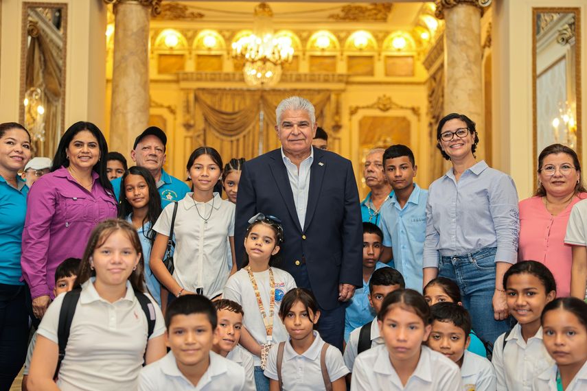 Mulino recibió a estudiantes y docentes de 17 escuelas que no interrumpieron clases