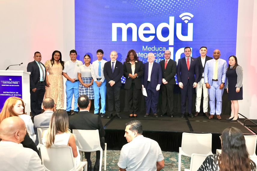 Meduca inicia entrega de computadoras a docentes con IA y que funcionan sin internet