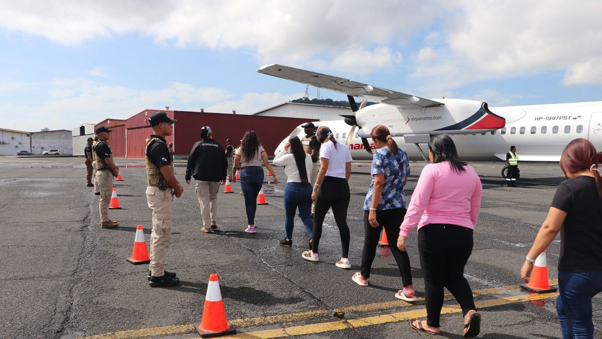 El Servicio Nacional de Migración (SNM) de Panamá informó la expulsión, deportación y retorno voluntario de 67 ciudadanos extranjeros de nacionalidad colombiana y ecuatoriana, como parte de las acciones dirigidas a reforzar los controles migratorios y la seguridad nacional. El Servicio Nacional de Migración (SNM) de Panamá informó la expulsión, deportación y retorno voluntario de 67 ciudadanos extranjeros de nacionalidad colombiana y ecuatoriana, como parte de las acciones dirigidas a reforzar los controles migratorios y la seguridad nacional.