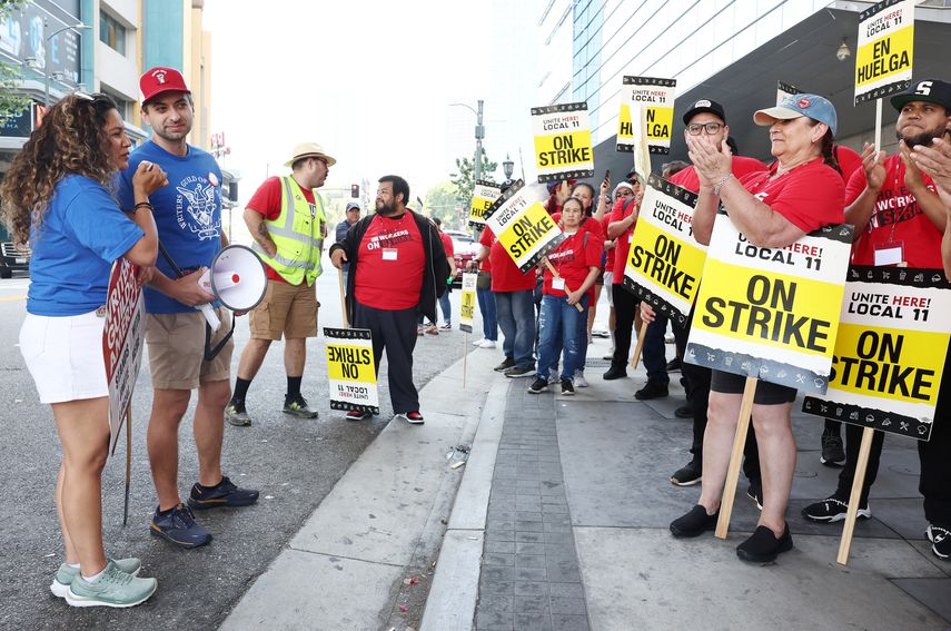 Huelga de guionistas de Hollywood recibe impulso de actores