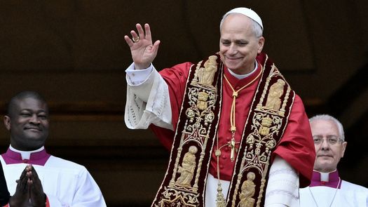 El papa León XIV quiso este jueves felicitar la Navidad en diez idiomas, asomado al balcón de la fachada de la basílica de San Pedro, antes de la bendición Urbi et Obi (a la ciudad y al mundo) que otorga la indulgencia plenaria a todos los fieles. El papa León XIV quiso este jueves felicitar la Navidad en diez idiomas, asomado al balcón de la fachada de la basílica de San Pedro, antes de la bendición Urbi et Obi (a la ciudad y al mundo) que otorga la indulgencia plenaria a todos los fieles.