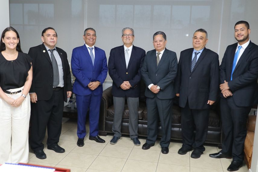 Este lunes 27 de mayo se realizó en la sede del Ministerio de Salud (Minsa) en Ancón, una reunión desayuno entre el Ministro de Salud saliente Luis Francisco Sucre y el Ministro de Salud designado Fernando Boyd Galindo. Este lunes 27 de mayo se realizó en la sede del Ministerio de Salud (Minsa) en Ancón, una reunión desayuno entre el Ministro de Salud saliente Luis Francisco Sucre y el Ministro de Salud designado Fernando Boyd Galindo.