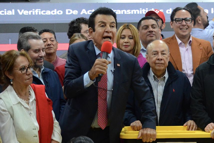 Conservador Salvador Nasralla denuncia cambio de datos en conteo de votos en Honduras