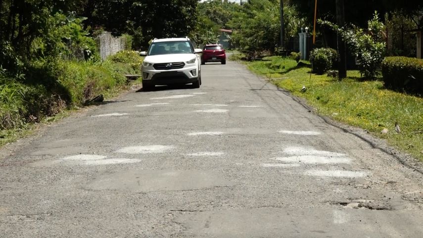 El alcalde de Dolega indicó que por parte del MOP solo se han realizado algunos operativos de parcheo que no llegan a todas las comunidades afectadas.